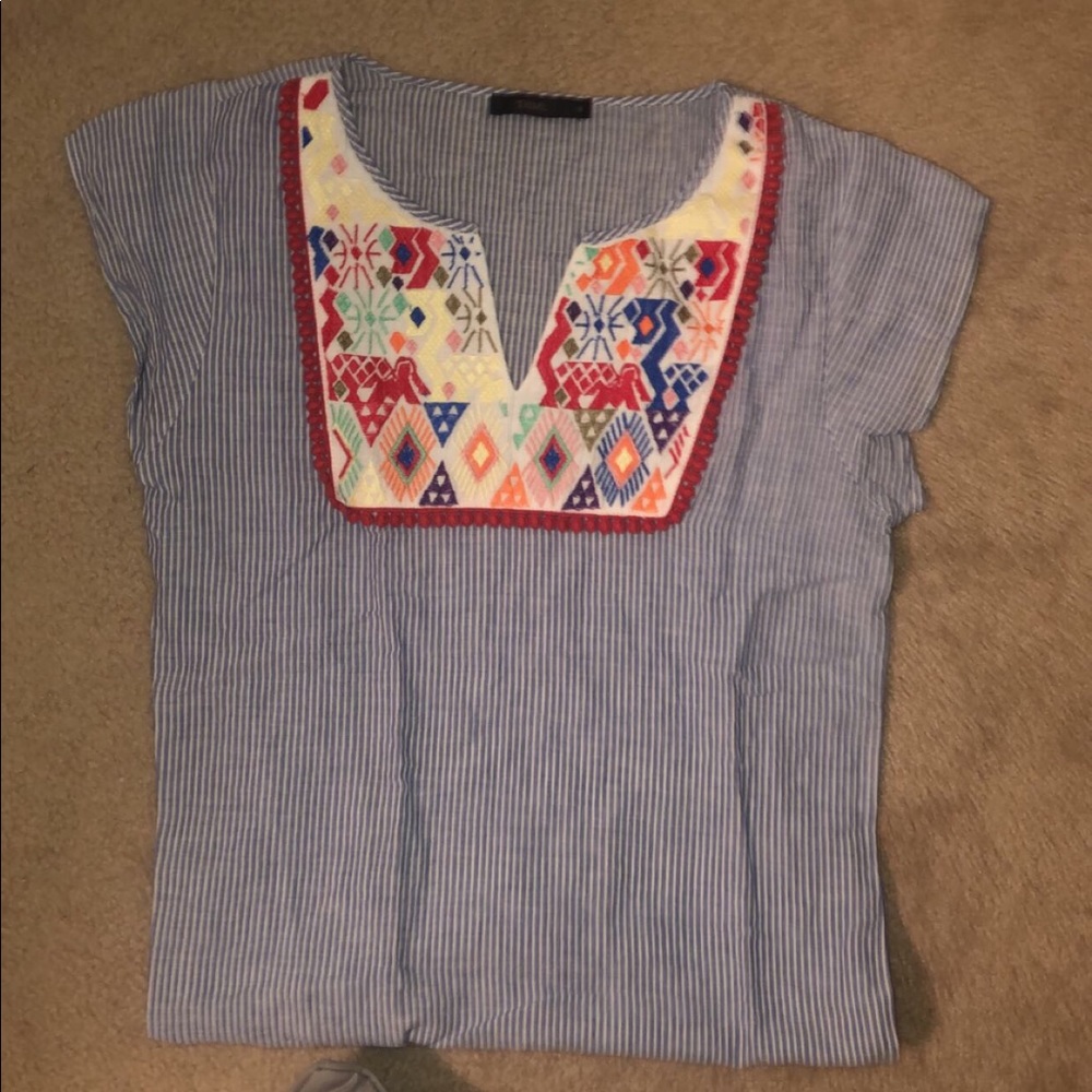 cute blue and white striped top w/ chest design